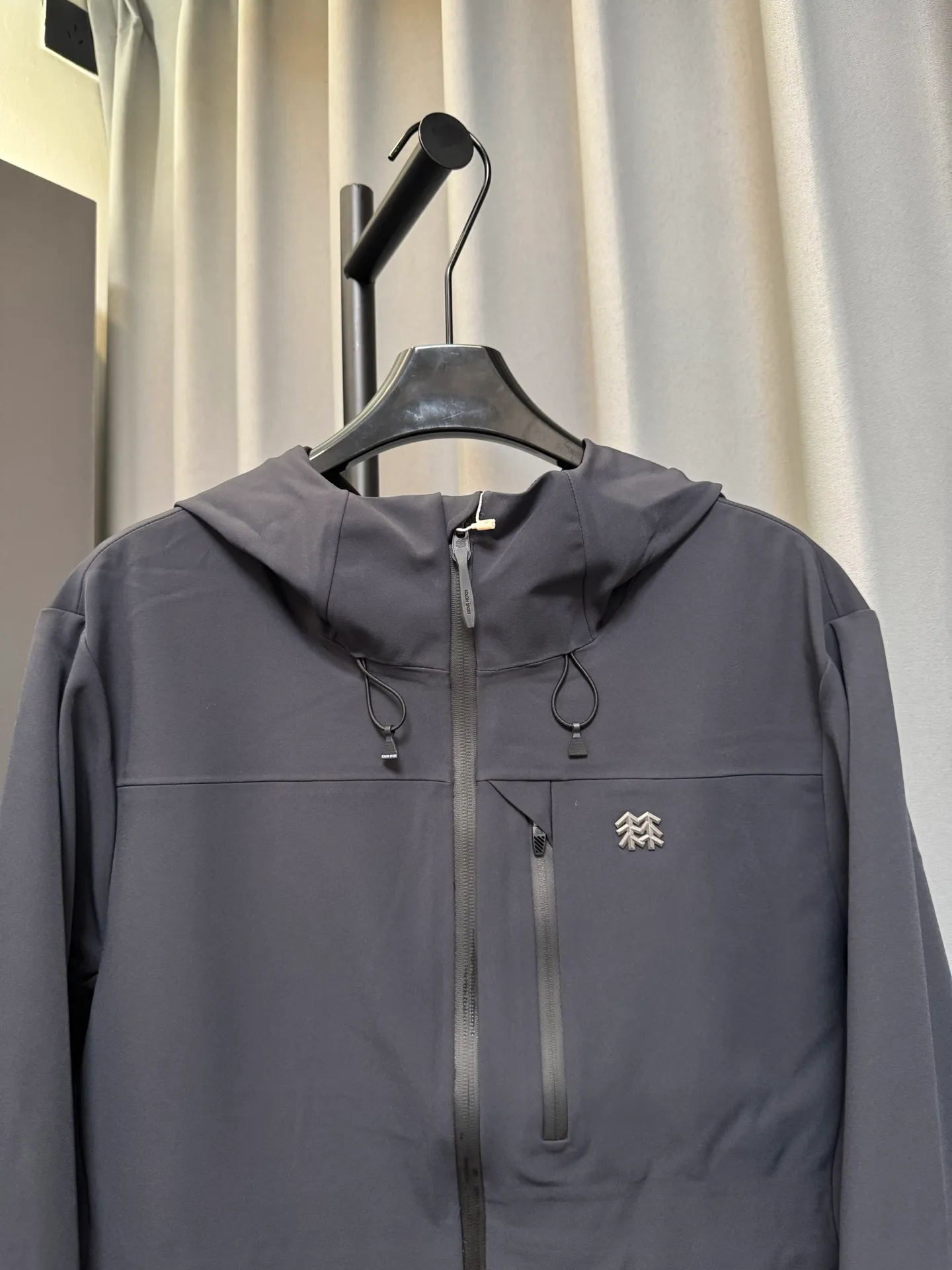 [Premium Replica] KOLON SPORT/Kolon 26fw Wind Spine Graphene Soft Shell Jacket Water-Repellent Anti-static Hooded Fleece Jacket Core Product Features 1 Fabric and Protection ◦ Made of GORE-TEX 2L professional waterproof and breathable membrane, waterproof index ≥5000mm H₂O, moisture permeability ≥5000g/(m²·24h), can cope with moderate to heavy rain and strong wind weather. ◦ The outer layer is made of Wear-Resistant nylon fabric, which is tear-resistant and scratch-resistant. It is suitable for outdoor hiking, mountain climbing and other scenes, while taking into account the lightweight nature of urban commuting. 2 Fit and design ◦ Slim cut, suitable for Asian body shapes, not bulky, taking into account freedom of movement and aesthetics for daily wear. ◦ Hooded design with adjustable brim to improve head protection; raglan sleeve design to reduce constraints on arm movements. ◦ Front main zipper + waterproof zipper pocket on the chest, and large-capacity diagonal pockets on both sides to achieve multi-partition storage, and the waterproof zipper effectively prevents items from getting damp. ◦ The hem and cuffs are equipped with adjustable drawstrings/velcro, which can flexibly adjust the fit, lock in temperature and prevent wind. 3 Logo and details ◦ The brand’s Classic “Two Trees” logo is printed on the left chest, which is highly recognizable; some styles have the GORE-TEX logo on the hem, highlighting their professional attributes. ◦ The body has simple lines, no unnecessary decoration, and a minimalist style, making it suitable for various occasions. 🎨Three-color styles and suitable scenarios Color Style features Suitable scenarios Navy Blue Calm and elegant, low-key Versatile Workplace commuting, business and leisure, outdoor hiking Light Gray Refreshing and clean, showing youthfulness and vitality City walks, light outdoor, daily outings Jiang Yellow Eye-catching, full of personality Outdoor camping, short trips, trendy wear • Target group: Male and female consumers who pursue the combination of outdoor functions and daily wear. It is suitable for diverse scenarios such as commuting, light outdoor use, and short-distance travel. 💡 Outfit Suggestions • For urban commuting: wear a sweater/shirt underneath, casual pants/suit trousers as bottom, and white shoes, which are windproof and splash-proof. The minimalist style is suitable for the workplace and daily life. • Light outdoor hiking: Wear a quick-drying jacket underneath, hiking pants underneath, and hiking shoes. Wear-Resistant is tear-resistant, waterproof and moisture-permeable, allowing for unrestricted movement. • For short trips: Wear a sweatshirt underneath, overalls underneath, and Sneakers. It is lightweight and easy to store, and can cope with changing weather. It has both good looks and practicality. Color: black Size: m/l/xl/2xl/3xl
